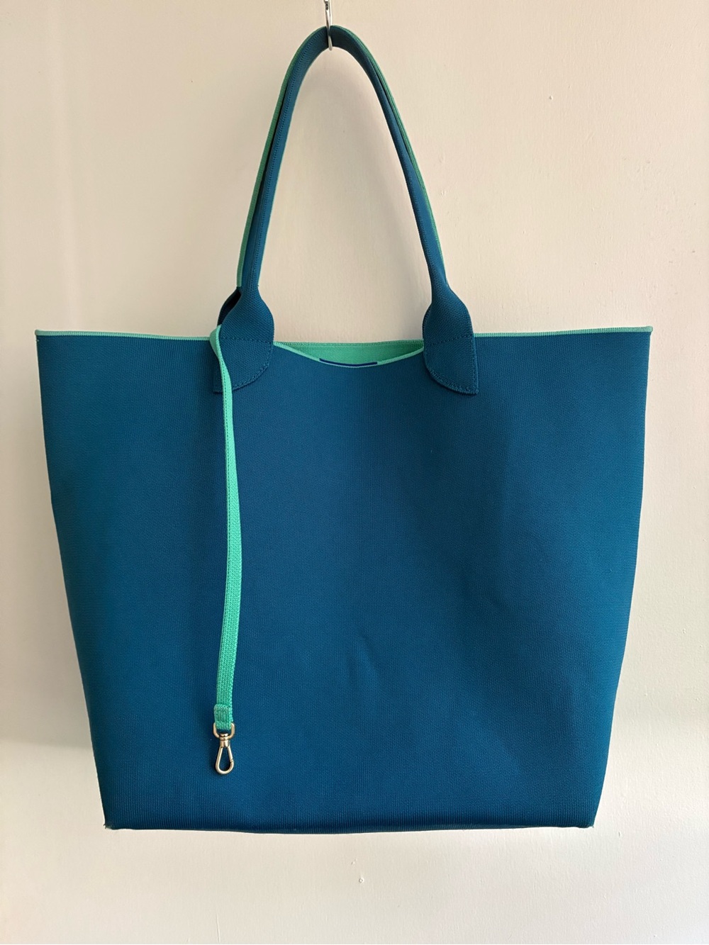 Rothy’s The Lightweight Tote in Aqua